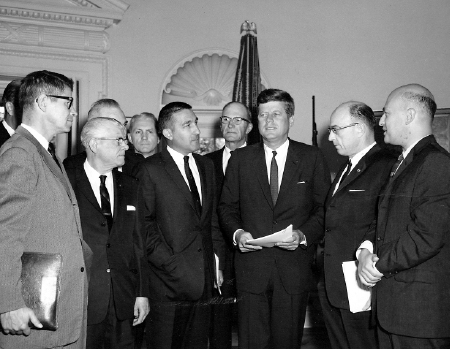 Public power leaders meet with President Kennedy