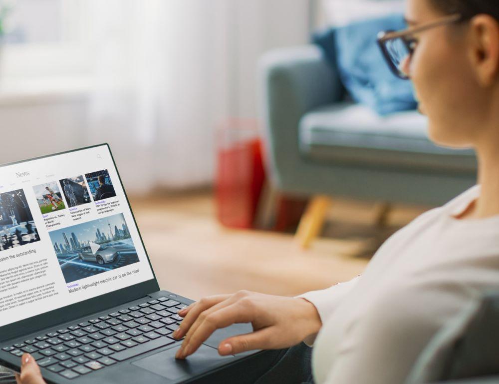 Person scrolling through a webpage
