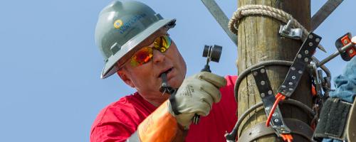 safety-rodeo-lineworker-on-pole